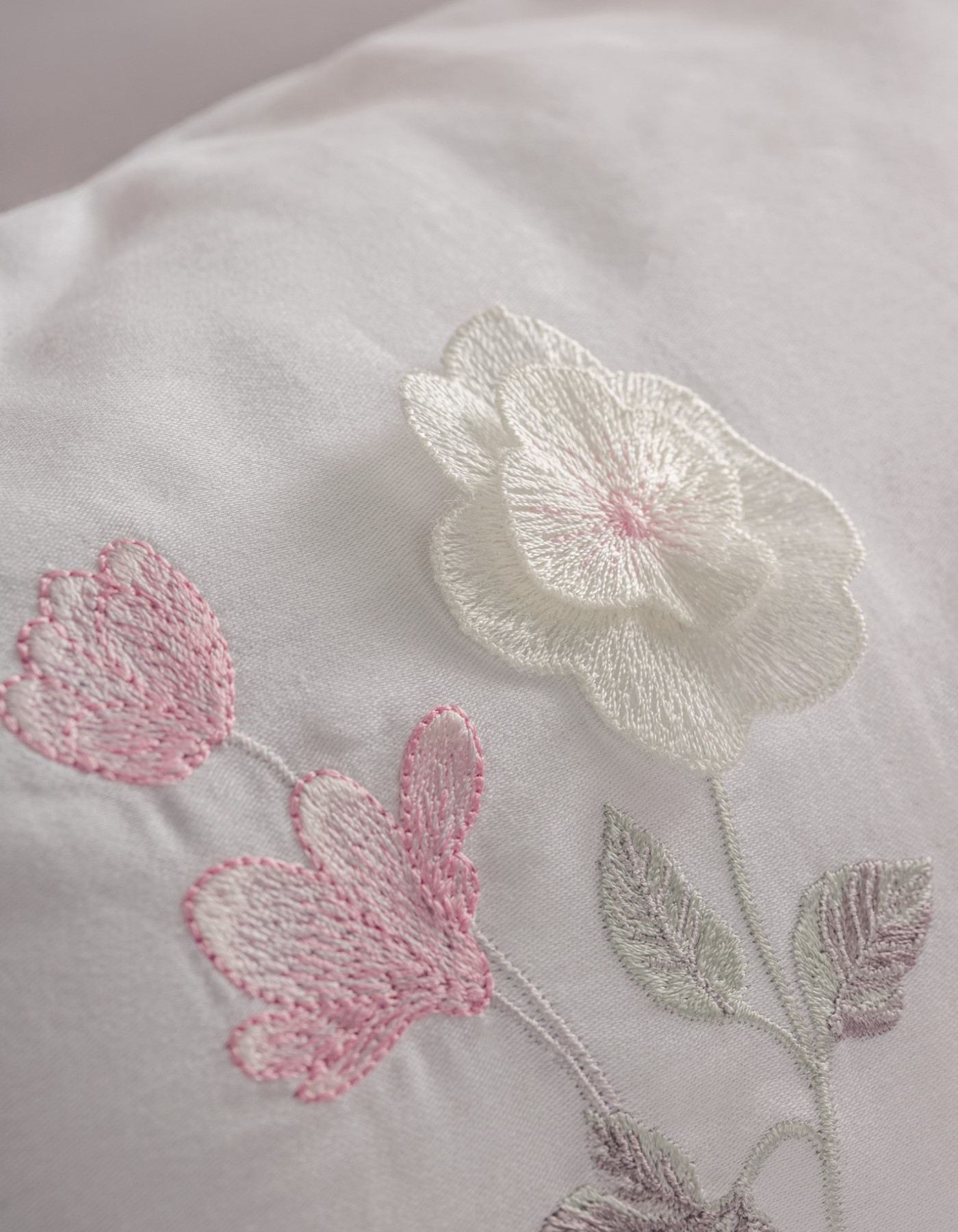 Cotton Box 3D Nakışlı Saten Çift Kişilik Nevresim Takımı Jolie Pembe Cotton Box 3D Nakışlı Saten Çift Kişilik Nevresim Takımı Jolie Pembe