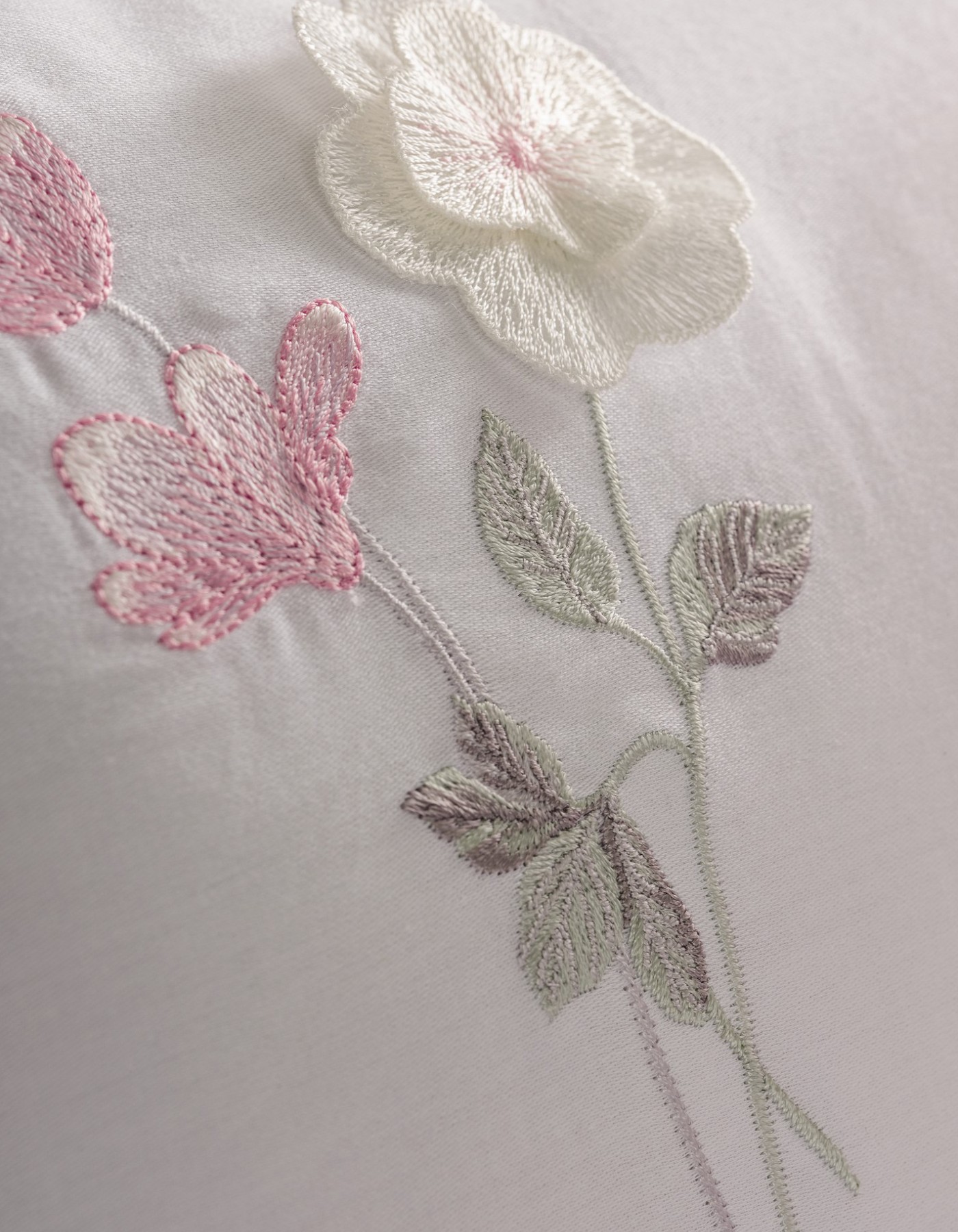 Cotton Box 3D Nakışlı Saten Çift Kişilik Nevresim Takımı Jolie Pembe Cotton Box 3D Nakışlı Saten Çift Kişilik Nevresim Takımı Jolie Pembe