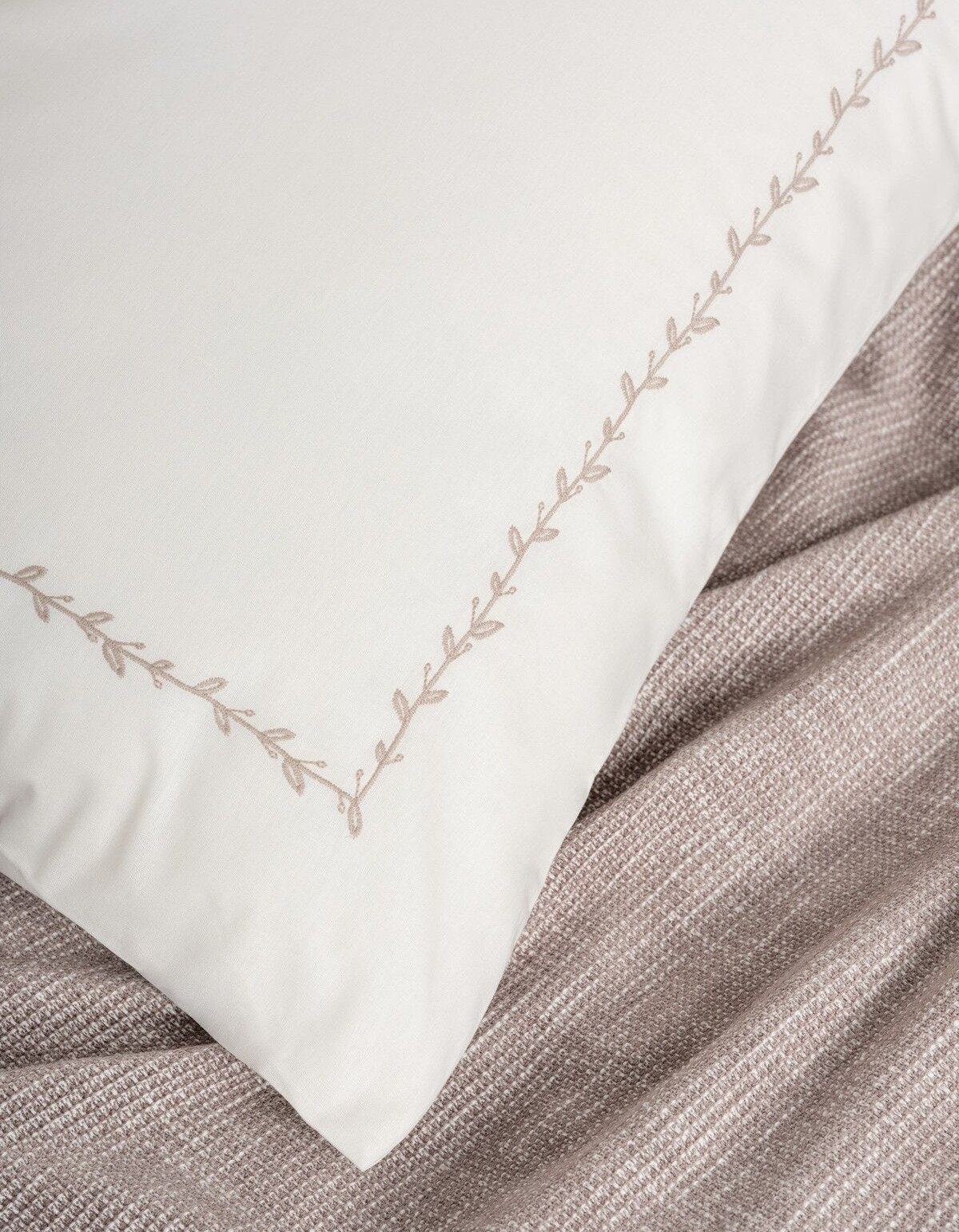 Cotton Box Embrova Çift Kişilik Pike Takımı Şönil Loom Bej Cotton Box Embrova Çift Kişilik Pike Takımı Şönil Loom Bej