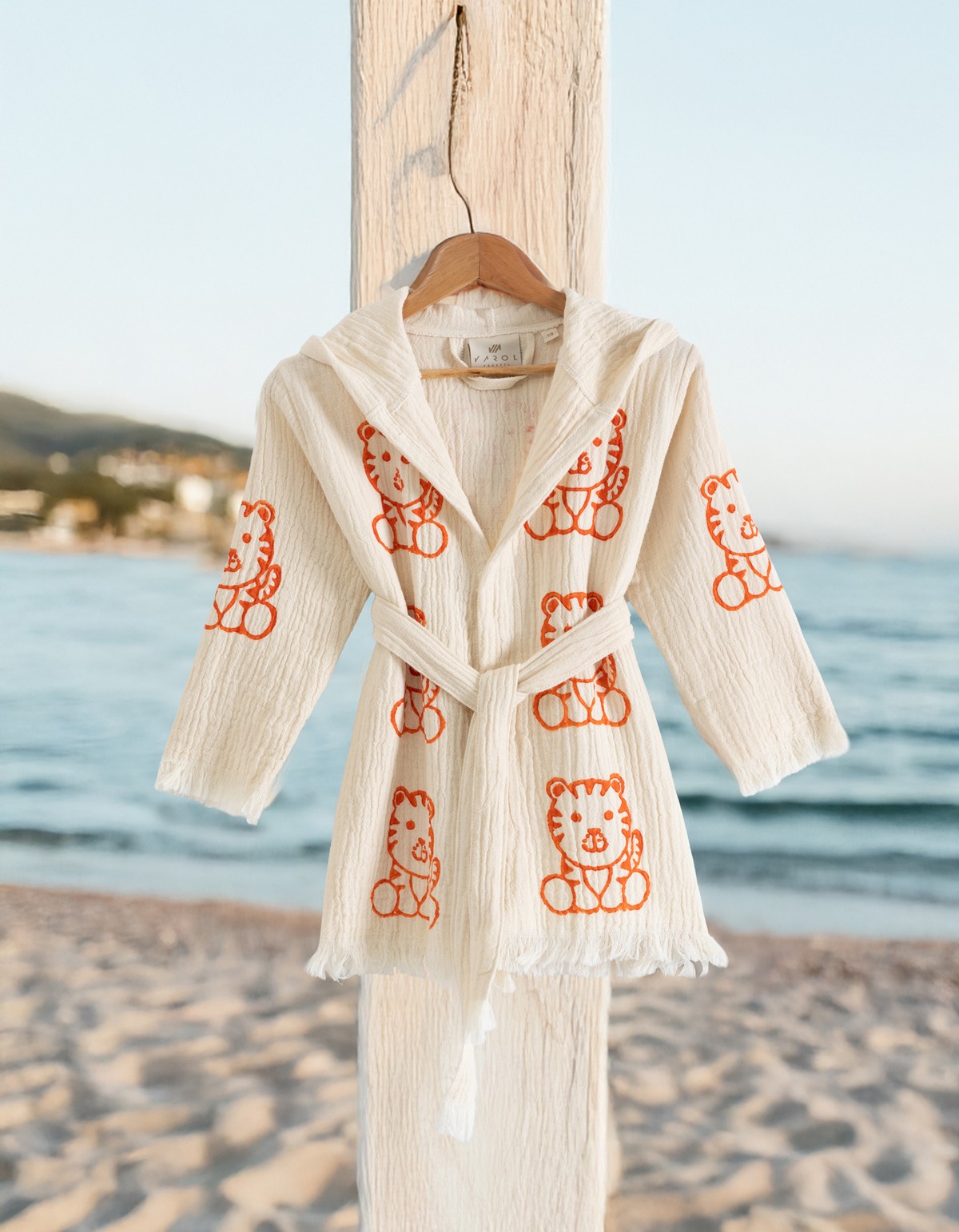 Varol %100 Organik, El İşçiliği Taş Baskı Çocuk Bornozu - Kaplan Varol %100 Organik, El İşçiliği Taş Baskı Çocuk Bornozu - Kaplan