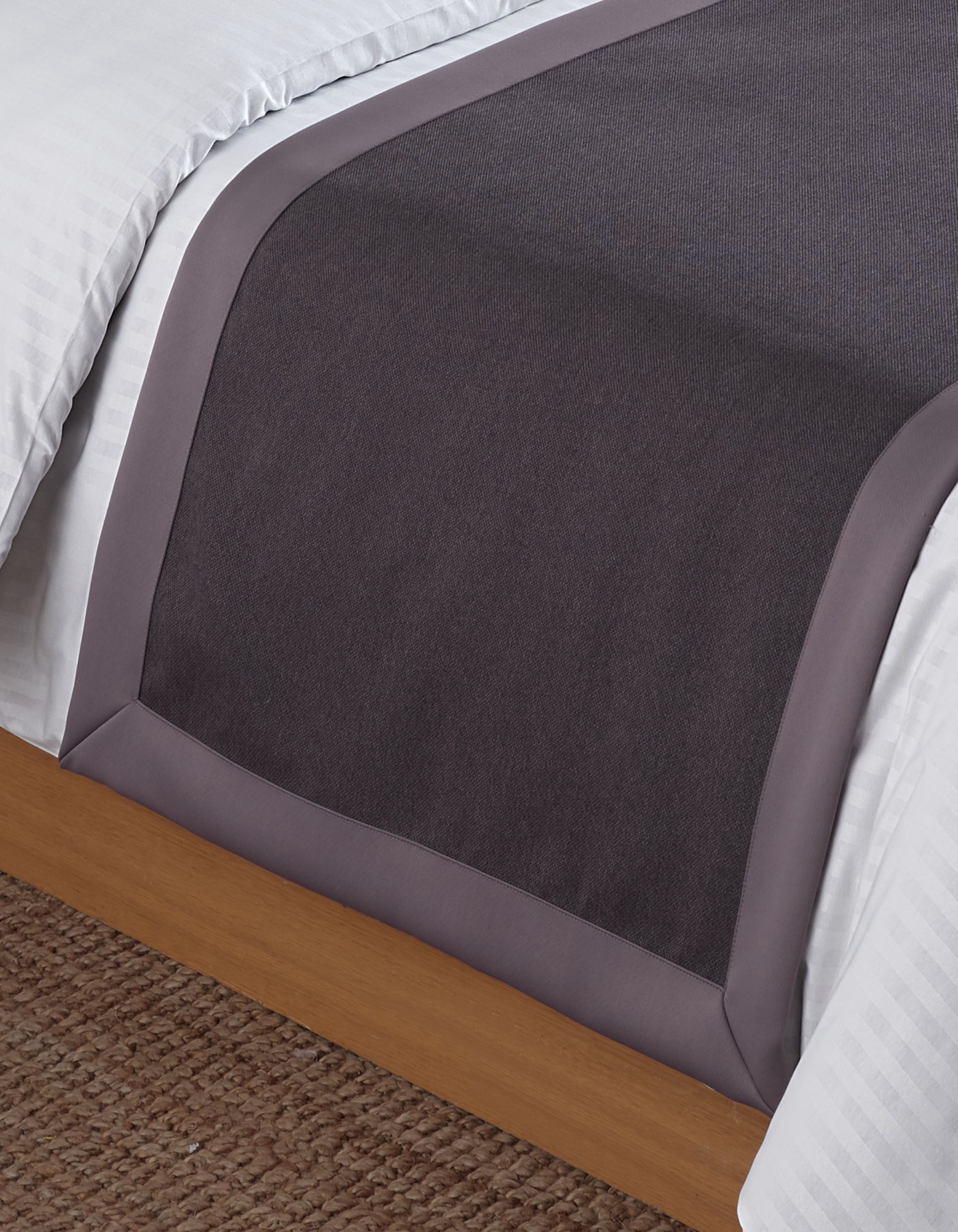 Varol 70x250 Yatak Şalı (Runner) ve 2 Adet 45x45 Kırlent Seti – Otel Konsept Lüx Dekoratif Set