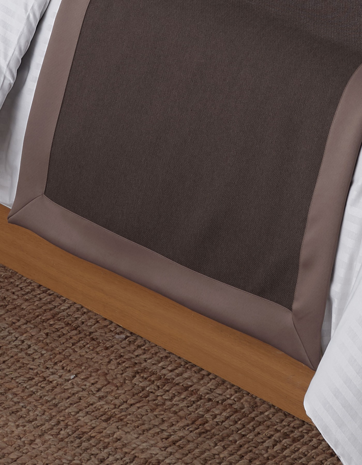 Varol 70x250 Yatak Şalı (Runner) ve 2 Adet 45x45 Kırlent Seti – Otel Konsept Lüx Dekoratif Set