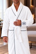 Varol Elegant Monogram Beyaz Erkek Bornoz – Yüksek Gramajlı, Uzun Kesim, Şal Yaka görseli 2