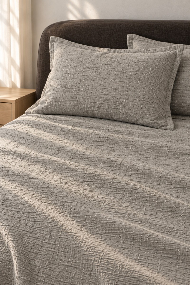Varol Pietra Dokulu Çift Kişilik Yatak Örtüsü Takımı Taş 240×260 cm – 2 Yastık Kılıflı detay görseli