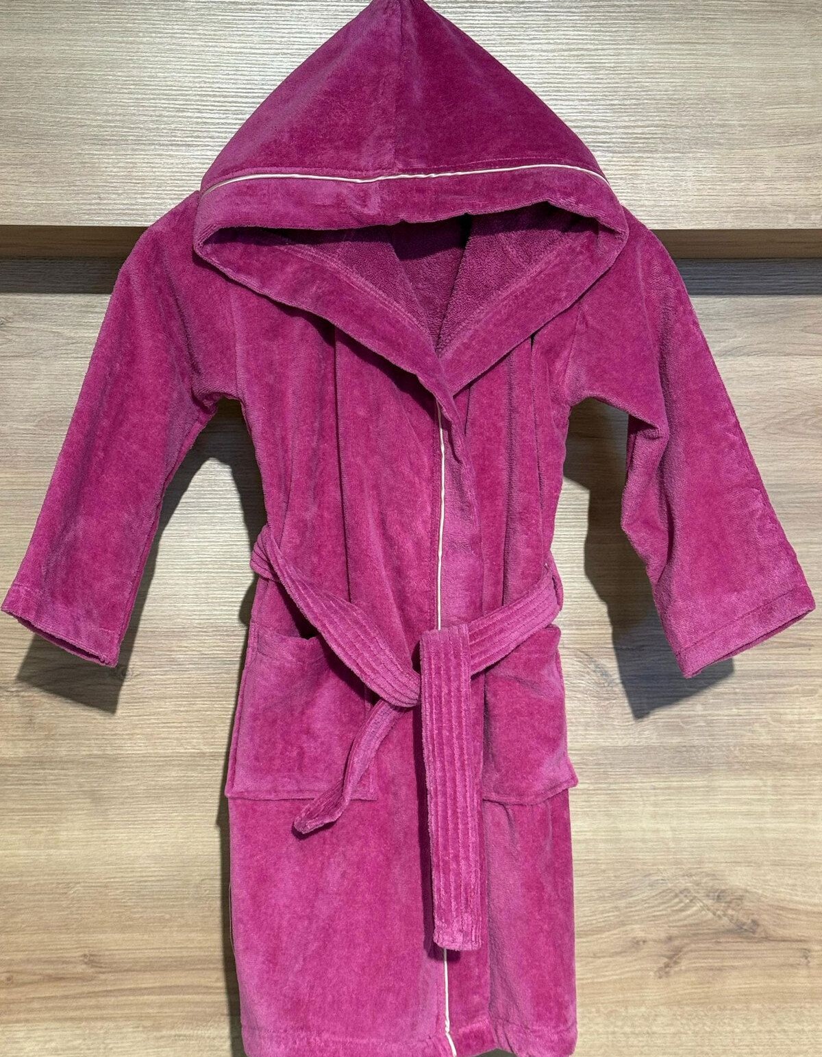 Yumuşak Dokulu Kapüşonlu Çocuk Bornozu Yumuşak Dokulu Kapüşonlu Çocuk Bornozu