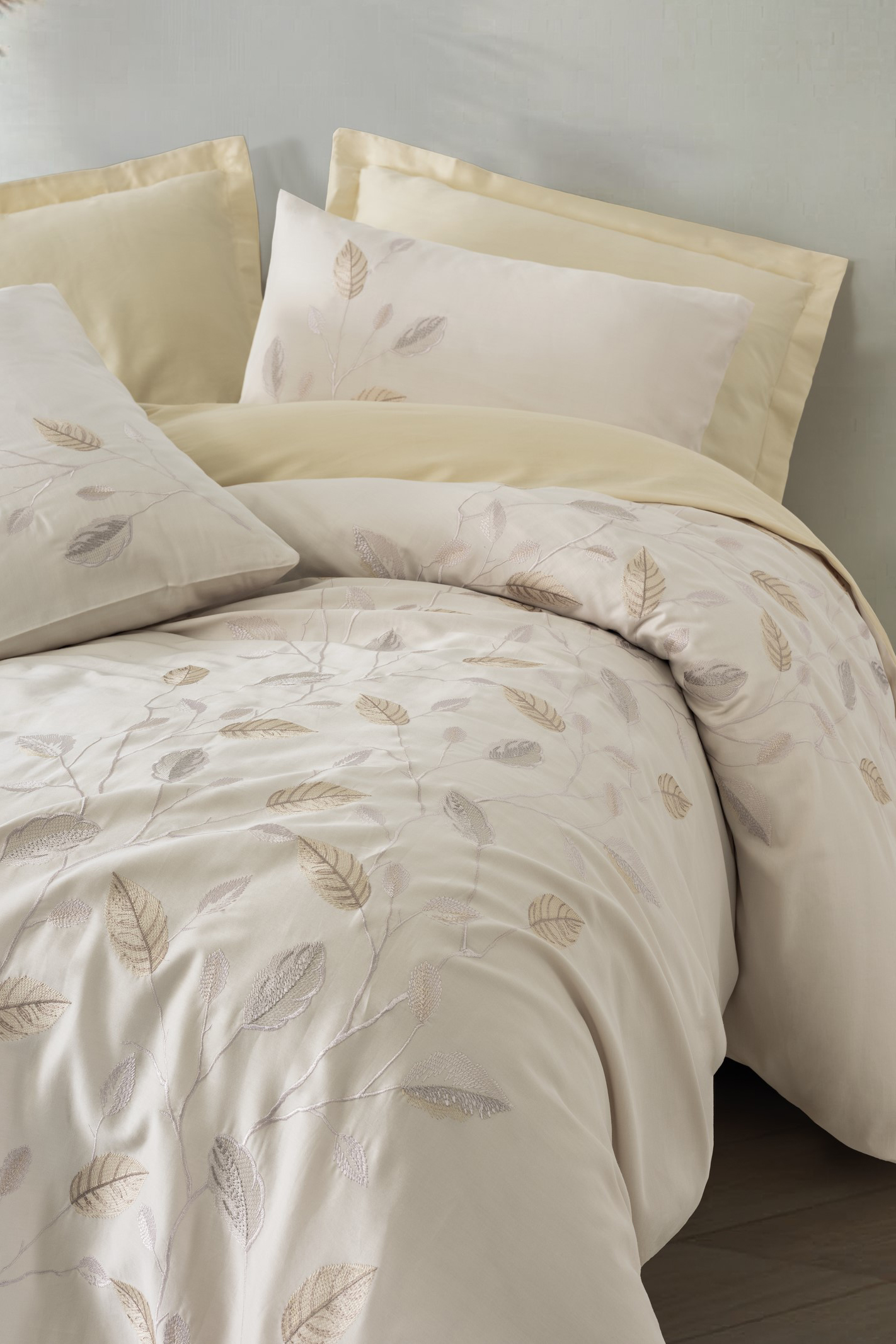 Cotton Box Brode Nakışlı Saten Çift Kişilik Nevresim Takımı Blade Bej doku detayı