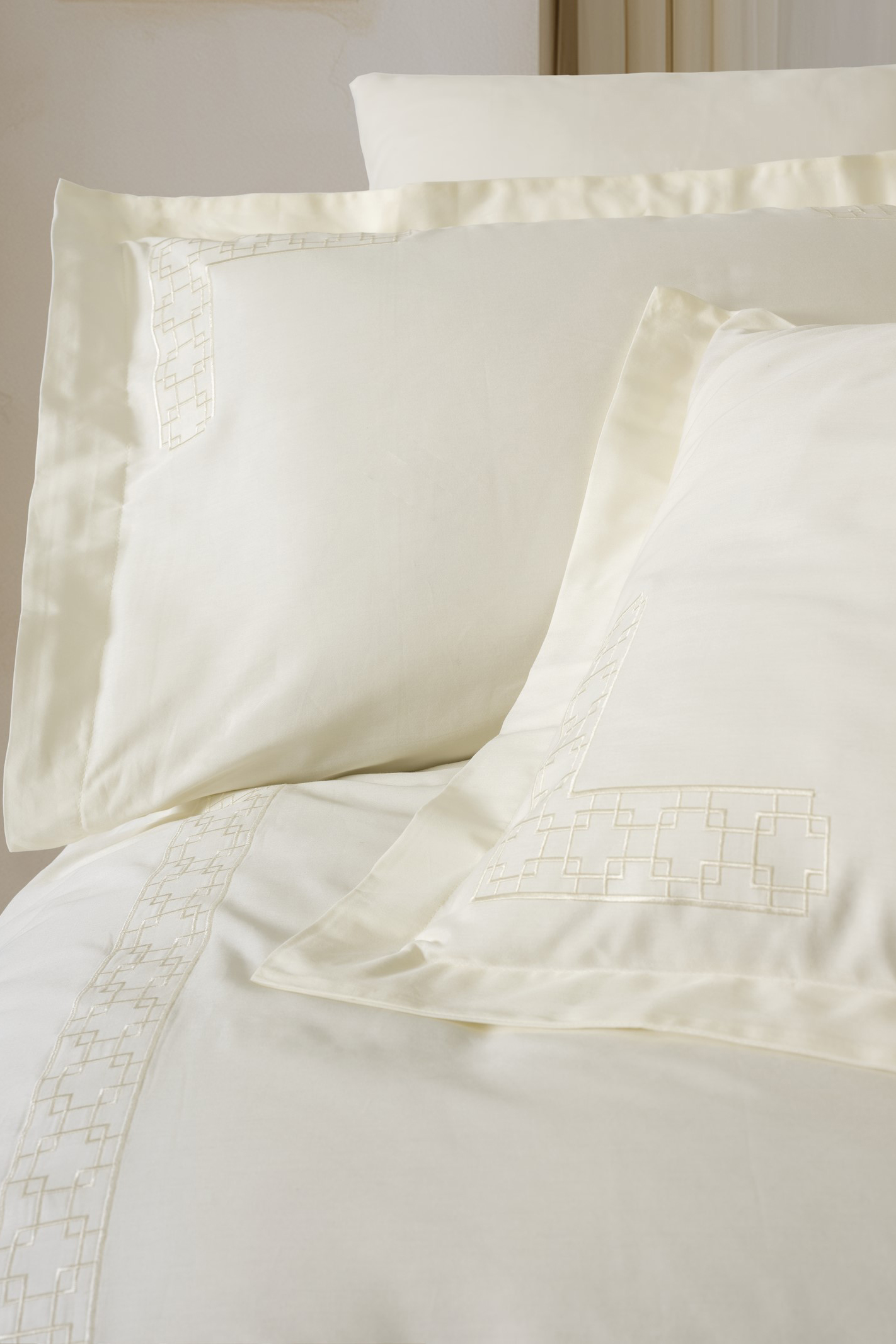 Cotton Box Brode Nakışlı Saten Çift Kişilik Nevresim Takımı Luxe Ekru doku detayı