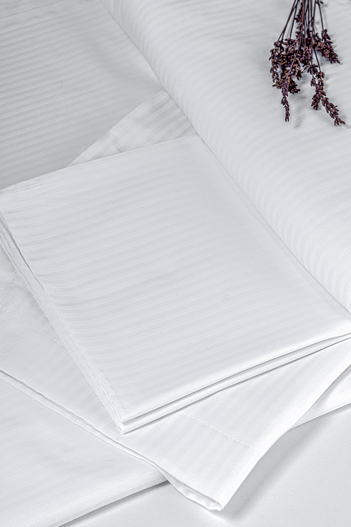 Risus Serisi 83Tel Pamuk Saten Otel Çarşafı 0,5cm Çizgili doku detayı